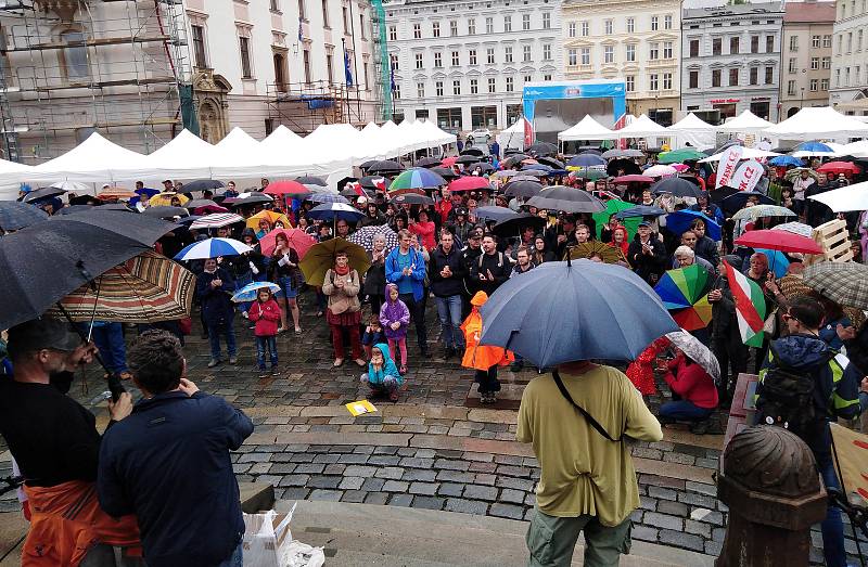 V Olomouci se demonstrovalo proti Babišovi a Benešové, i v dešti