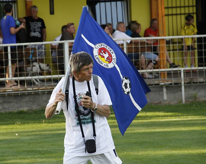 Olešnice u Bouzova (v zeleném) porazila ve finále Lipník nad Bečvou a získala pohár.