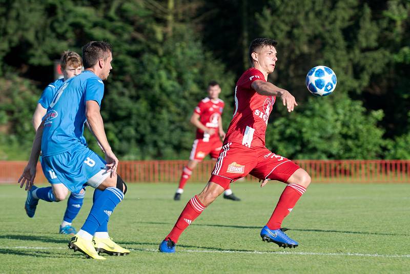 Fotbalisté Sigmy Olomouc (v červeném) v premiérovém utkání přípravy na hřišti Otrokovic