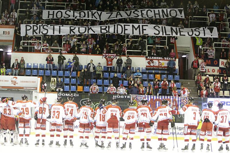 Olomoučtí hokejisté (v bílém) v posledním utkání sezony porazili Pardubice 8:2