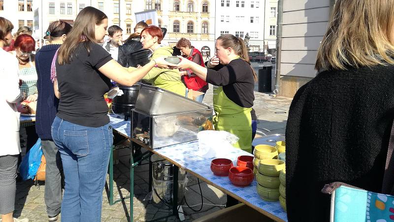 Charitativní "polévková" akce na Horním náměstí v Olomouci v rámci Dne lidí bez domova