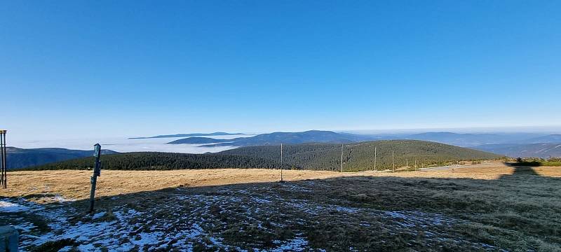 Azuro a teplota nad 10 stupňů Celsia. Na listopad unikátní počasí vládlo v pátek dopoledne na Pradědu, nejvyšší hoře Moravy a Slezska.
