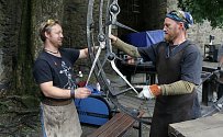 David "Hugo" Habermann a Josef Habermann vytváří plastiku "Jiskření" na XXXII. kovářském fóru hradu Helfštýn.