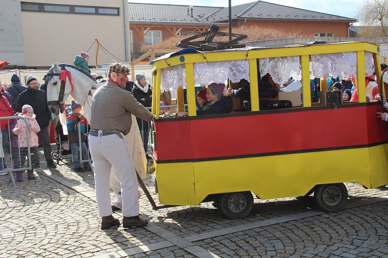 Soubor Haná v sobotu ve Velké Bystřici na Olomoucku uspořádal tradiční masopust se zabijačkou.