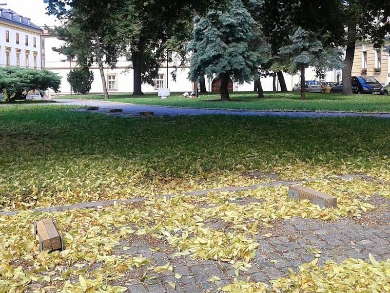 Z náměstíčka před Arcibiskupským palácem v Olomouci odmontovali lavičky