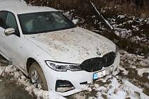 Pronásledování řidiče v BMW skončilo střelbou v polích na okraji Olomouce, 6.12.2021