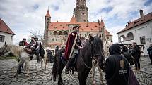 Na hradě Bouzov se 6. dubna 2022 natáčela pohádka Princezna zakletá v čase 2. Herec Marek Lambora.