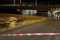 Řeka Bystřice v 19:00, most v Hodolanské ulici v Olomouci, 19. února 2023