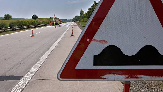 Oprava popraskané dálnice D35 u Olomouce. Ilustrační foto