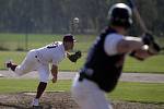 Olomoučtí baseballisté (v bílém) porazili v prvním domácím zápase Ostravu 4:2. Dylan Brammer.