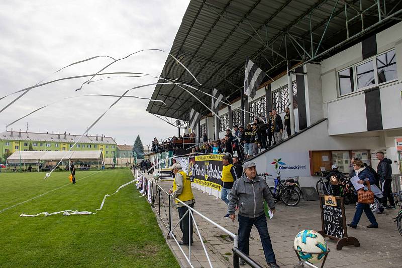 Fotbalisté Hodolan (v pruhovaném) porazili Novou Hradečnou 8:0.