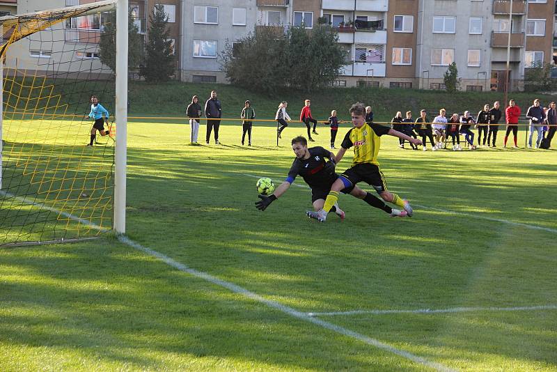 Nové Sady (ve žlutém) prohráli v olomouckém divizním derby s 1. HFK Olomouc doma 3:4.