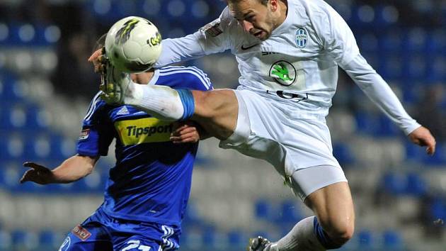 Jan Štrohanzl z FK Mladá Boleslav (vpravo) a Michal Vepřek z Olomouce