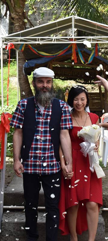 Guru Jára se ve filipínském vězení oženil. Vzal si Japonku Yoko