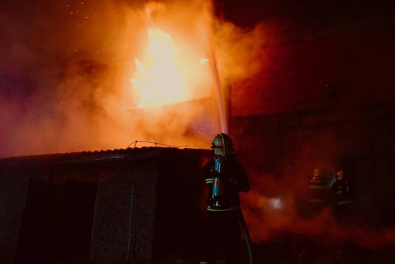 Fotografie z průběhu hašení požáru slámy ve Štarnově v noci z pátku na sobotu.