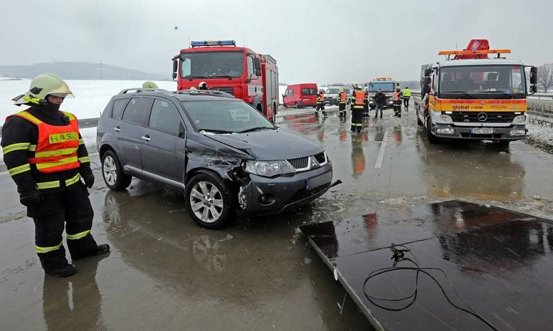 Odklízení následků hromadné nehody na D1 u Hranic. 3. dubna 2013