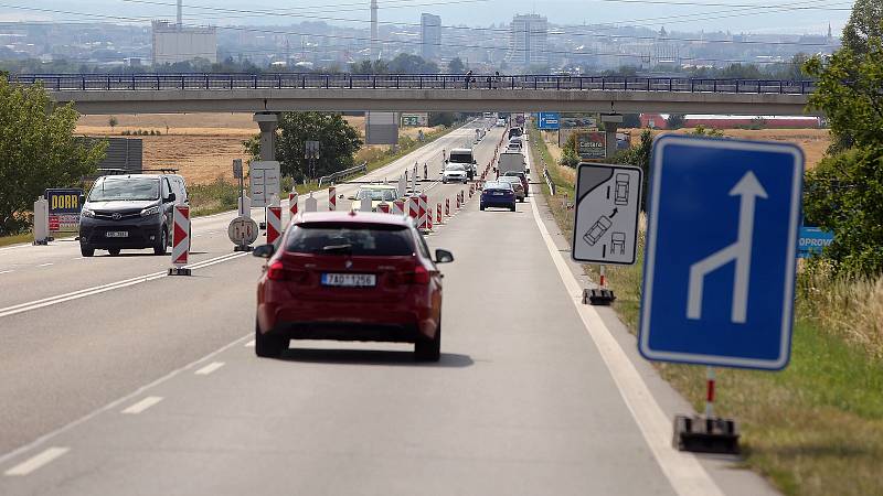 Na výpadovce z Olomouce na Lipník opravují vozovku, provoz je tam zúžený jen na část silnice