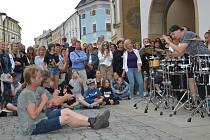 Více než stovka muzikantů v centru Olomouce, ale i tři desítky výstav fotografů v ulicích. Tak vypadal v sobotu odpoledne třetí ročník festivalu Olomouc (o)žije.