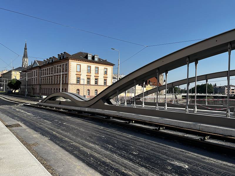 Stavba mostu a tramvajové trati přes Moravu v Masarykově ulici v Olomouci, 5. června 2022