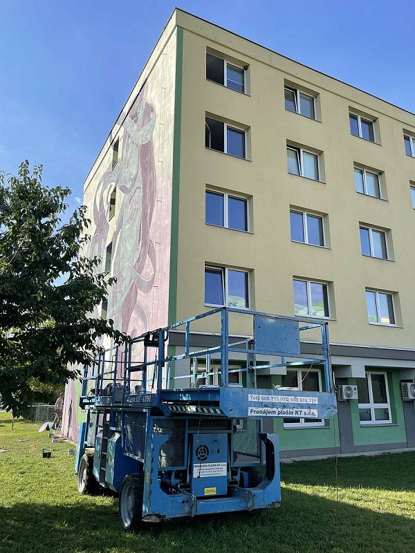 V rámci letošního Street art festivalu v Olomouci vytvořili špičkoví umělci nové velkoplošné malby. Na univerzitních kolejích Gen. Svobody tvořil FatHeat, 24. září 2021