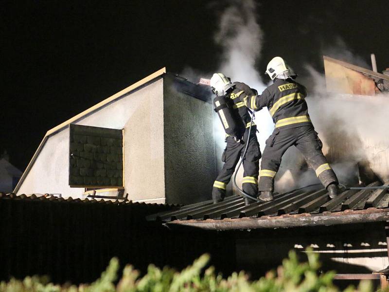 Hasiči zasahují u požáru přístavku rodinného domu v Horce nad Moravou