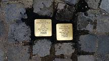 Pokládání Kamenů zmizelých (Stolpersteine) v Olomouci za účasti německého autora projektu Guntera Demniga.