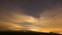 Příběh čekání na meteorický roj Geminidy zavřela u Úsova Matka příroda oponou mraků.  Nezbývalo než se fotograficky vyřádit na nedaleké kapli Svatého Rocha s pohnutou historií, pamatujíce třicetiletou válku.