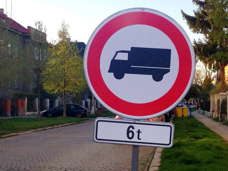 Zákaz vjezdu náklaďáků nad 6 tun. Ilustrační foto
