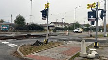 Přejezd v Divišově ulici v Olomouci 25. října 2023. Před týdnem se tam srazil vlak s kamionem, po nárazu vypukl požár