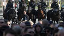 Pochod extrémistů a policisté na koních 