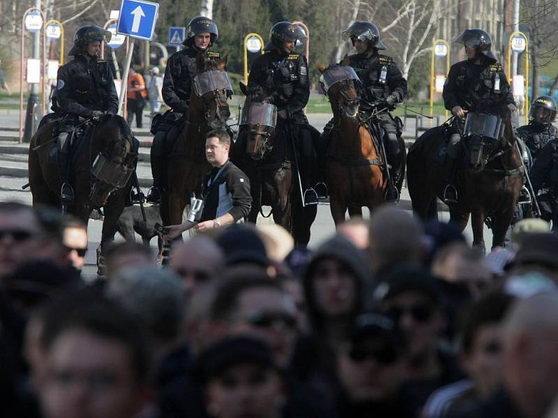 Pochod extrémistů a policisté na koních 