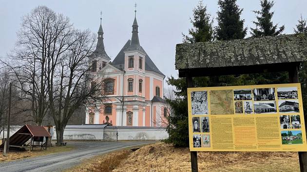 Kostel svatého Jakuba Většího a svaté Anny v zaniklé vsi Stará Voda, dnes součásti obce Město Libavá, 31. března 2022