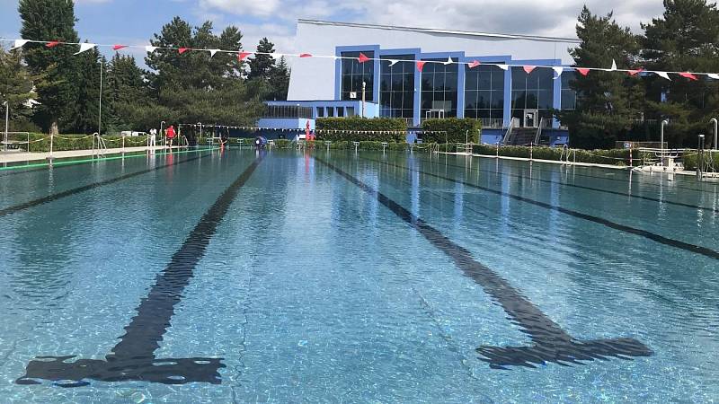 Plavecký stadion v Olomouci - letní areál, v pozadí krytý bazén