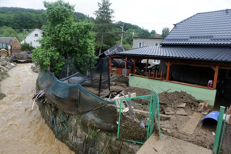 Břevenec místní část Šumvaldu opadla voda a začíná skoro nekonečný úklid.