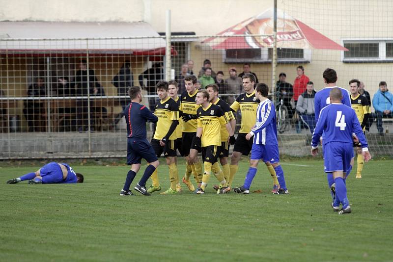 FK Nové Sady (ve žlutém) remizoval s Hranicemi 1:1.