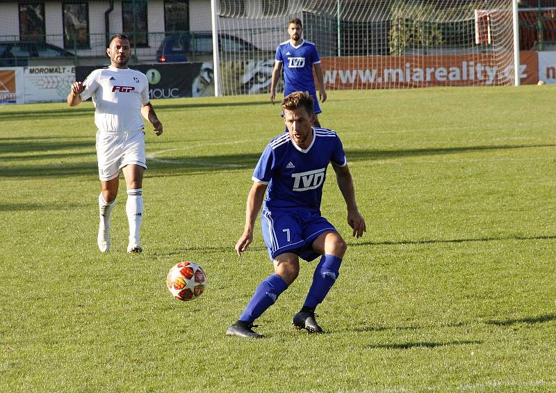 Fotbalisté Holice (v bílém) remizovali se Slavičínem 2:2.