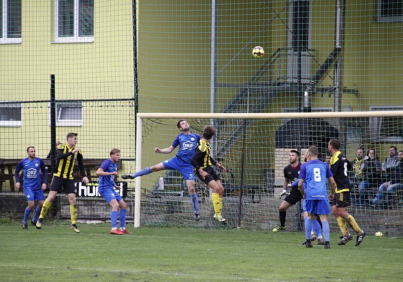 Fotbalisté Nových Sadů (ve žluto-černém) remizovali s Kozlovicemi 1:1.