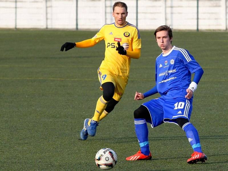 9 Marek Jungr (Jihlava), 10 David Houska (Olomouc). Tipsportliga - Sigma Olomouc (v modrém) vs. Jihlava