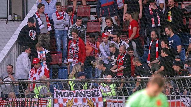 Zásah v sektoru fanoušků Slavie při zápase se Sigmou na Andrově stadionu