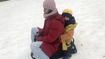 Rodiny s dětmi míří za radovánkami na umělém sněhu na sjezdovkách, jiný v nížinách není. Resort Hrubá Voda, 30. prosince 2020