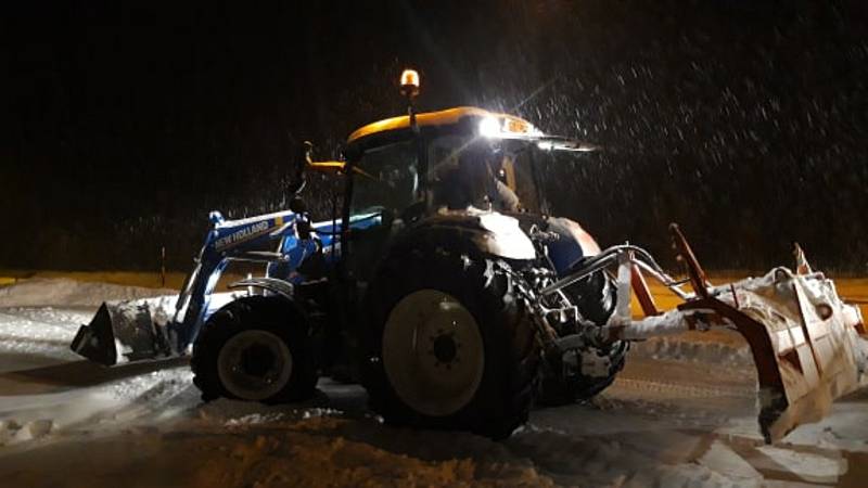 Odklízení sněhu spadeného v pondělí 8. února ráno v Javorníku.