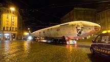 Noční stěhování letadla Tu-104 z Olomouce