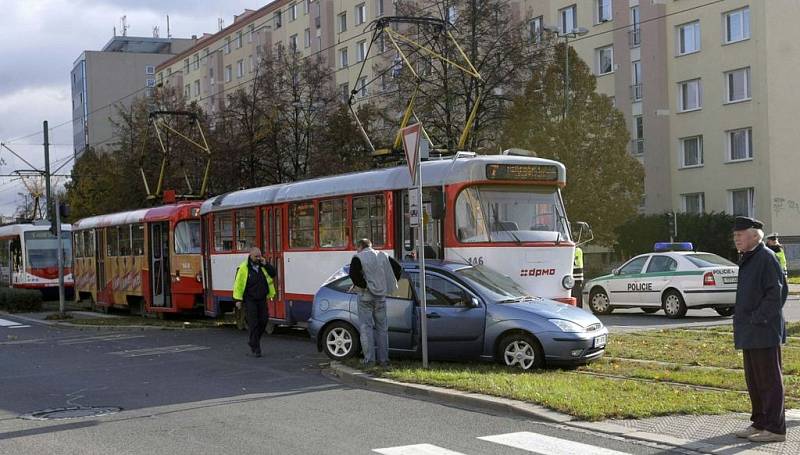 Srážka tramvaje s fordem na třídě Kosmonautů