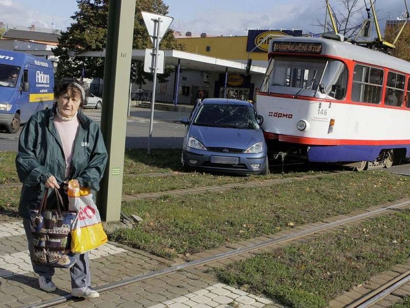 Srážka tramvaje s fordem na třídě Kosmonautů