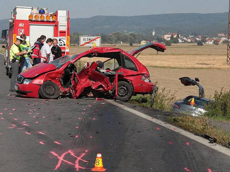 Tragická nehoda v Týnečku: sportovní mercedes smetl fabii