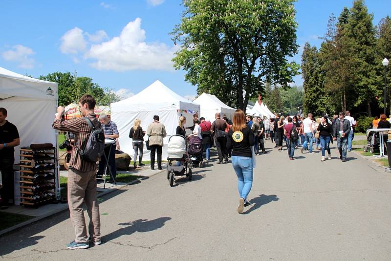 Stovky lidí zaplnily v sobotu Smetanovy sady Výstaviště Flora Olomouc. Přilákal je tam už druhý ročník dobrého jídla a pití Garden Food Festival.