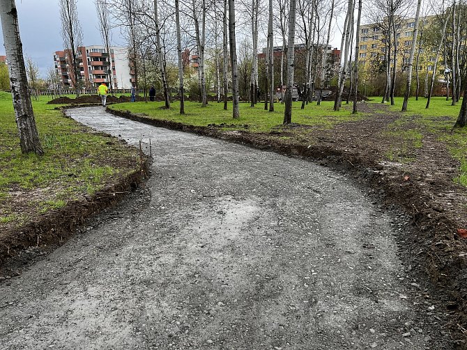 Olomoucké hřbitovy nabízí novou možnost pohřbívání v Lese vzpomínek. Součástí bude rituální prostor pro poslední rozloučení. Duben 2023.