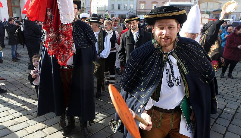 Masopustní veselí na Horním náměstí v Olomouci.