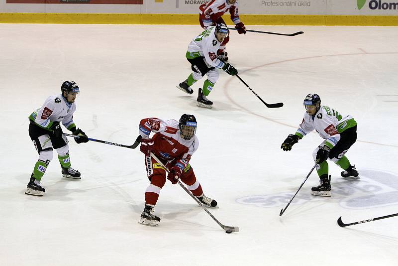 Olomoučtí hokejisté (v červeném) prohráli s Mladou Boleslaví 1:3