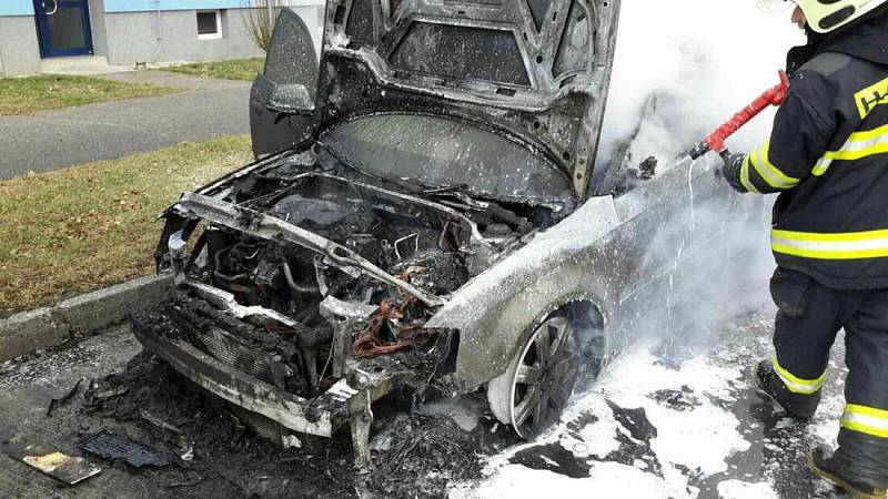 Hasiči zasahují při požáru audi ve Foerstrově ulici v Olomouci